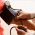 Misurare la pressione su entrambe le braccia per individuare malattie cardiache