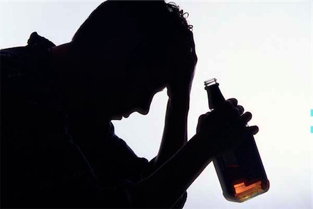 Drunkoressia e disturbi alimentari colpiscono 3 milioni di giovani ogni anno